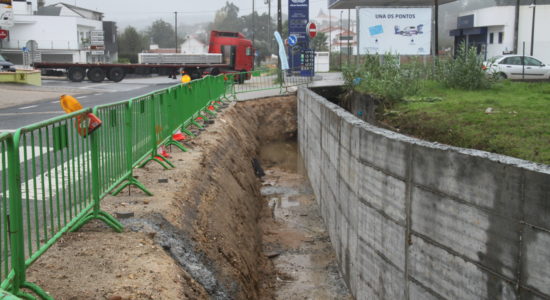 Construção de muro de contenção em Rio de Couros