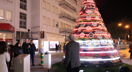 Árvore de Natal do CRIF dá vida e cor à Praça Luís Kondor