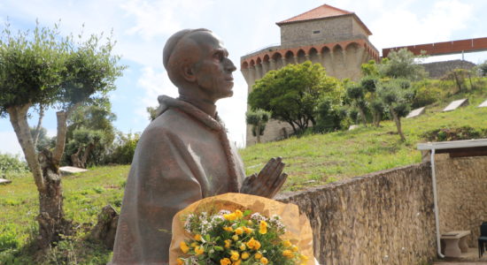 Monumento ao Papa Pio XII na Vila Medieval de Ourém