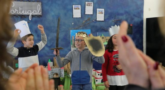 Centro Escolar de Cova da Iria recria a fundação de Portugal com exposição