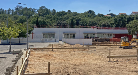 Já se iniciaram as obras do Centro Escolar de Atouguia