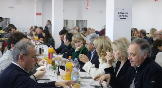 Chícharos com bacalhau encheram salão de Alqueidão