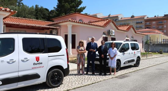 Entrega de viaturas elétricas reforça cuidados de saúde primários em Ourém